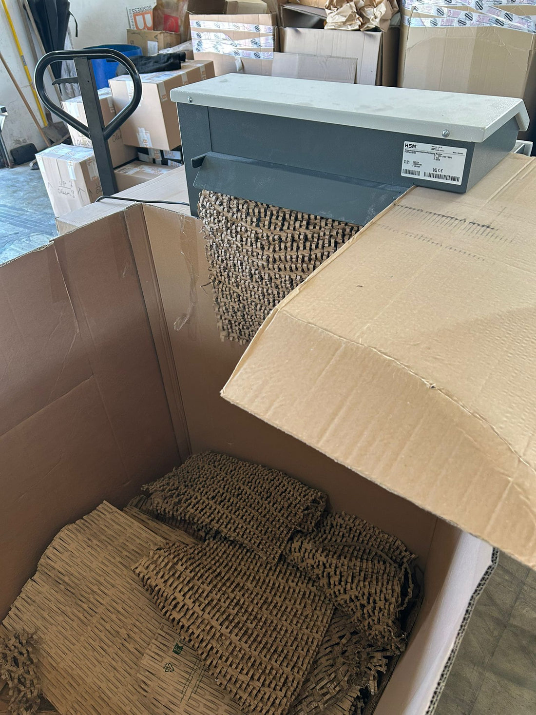 Moderne Verpackungsmaschine in Betrieb genommen.
